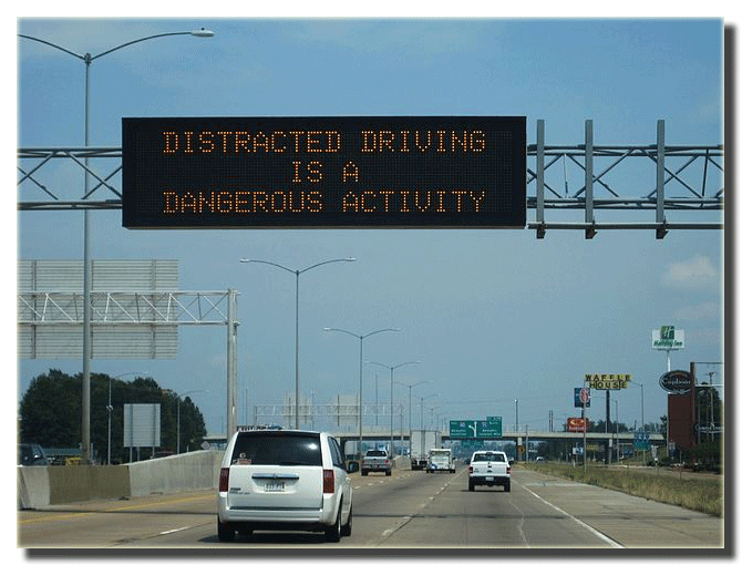 Electronic warning sign about the danger of distracted driving.